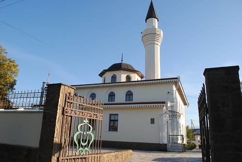 Вход в мечеть Кебир-Джами