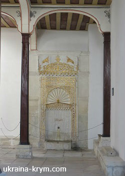 Скромно расположился фонтан в углу дворика малой ханской мечети