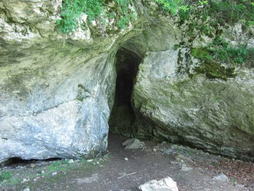 пещера Тесячеголовая