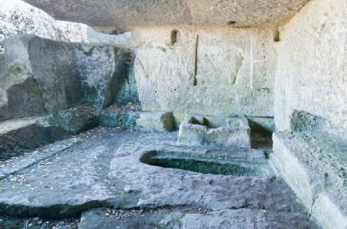 Баптистерий в древней церкви на горе