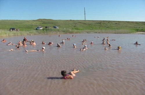 Туристы купаются на СиВаше