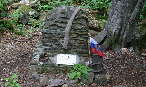 Памятник алуштинским партизанам