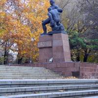  <b>Памятник</b> <b>партизанам</b> 