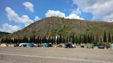 по пути можно увидеть множество палаток для кемпинга