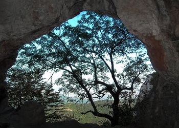 Вид из пещеры на запад
