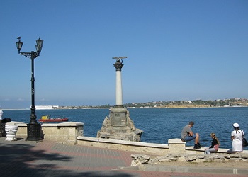 Памятник затопленным кораблям на фоне северной стороны