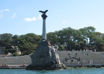 Вид на памятник из бухты