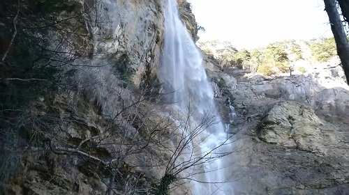 водопад на восходе